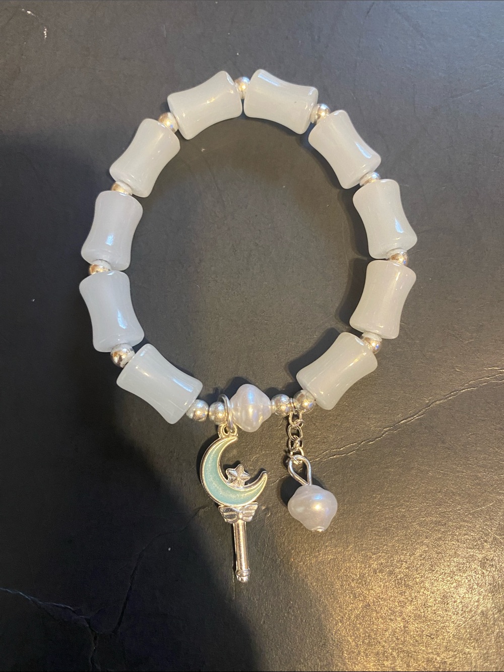 Fashion Jewelry White Beaded Bracelet with Moon & Pearl Charms